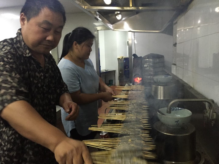 一季瘦10多斤,一晚上喝水4升,烧烤师傅的夏日：厨房温度52℃烤炉|店里|温度