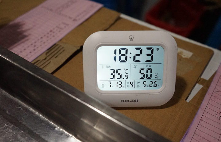 一季瘦10多斤,一晚上喝水4升,烧烤师傅的夏日：厨房温度52℃烤炉|店里|温度