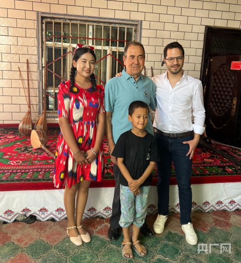 What gift did the counselor of the Mexican Embassy in China bring to his family?, Leaving Xinjiang Tradition | Musical Instruments | Mexico