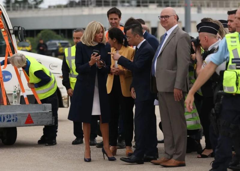 Giant pandas fulfill their dreams and return to their home country, French President's wife sees them off at Bovary Zoo | France | Giant pandas