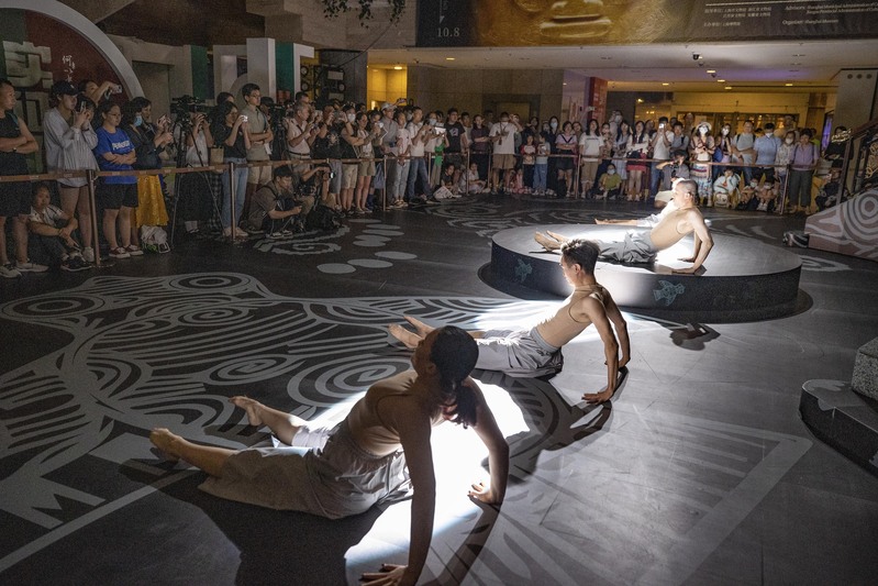 Audiences experience 5000 years of aesthetic culture, and on the night of the Shanghai International Exposition, an immersive comprehensive art show titled "Study Color, Night of Liangzhu" is staged. Art | Liangzhu | Comprehensive