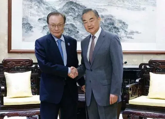 王毅会见韩国前国务总理李海瓒