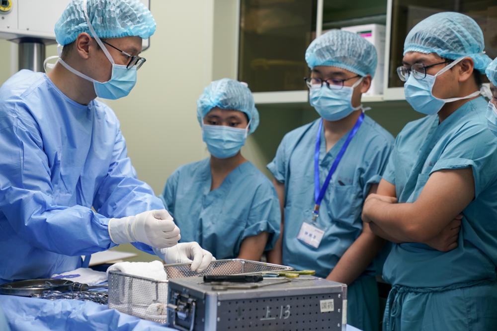 在瑞金“医学体验营”沉浸式体验,腹腔镜内夹绿豆、模拟“钥匙孔”里做手术手术|营员|医学
