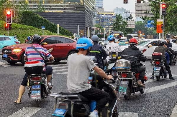 It has been over a year since the implementation of electronic license plates that specialize in driving against traffic and running lights: Why are electric delivery trucks still rampaging on the streets of Shanghai? Delivery | Transportation | Running Lights