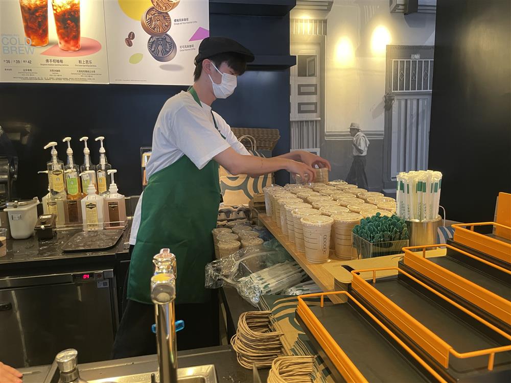 It is not a wise choice to go to Starbucks in Hengdian during lunch break to buy coffee. Production | Industry | Hengdian