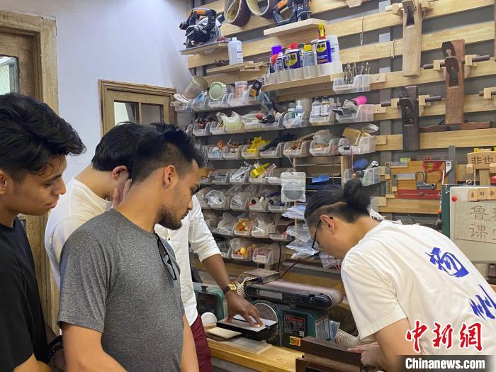 The ancient city of Yangzhou has gained popularity among many "Z generation" young people in various countries. Chunjiang Flower Month | Fireworks March | Tour Line | Z generation | Vlog