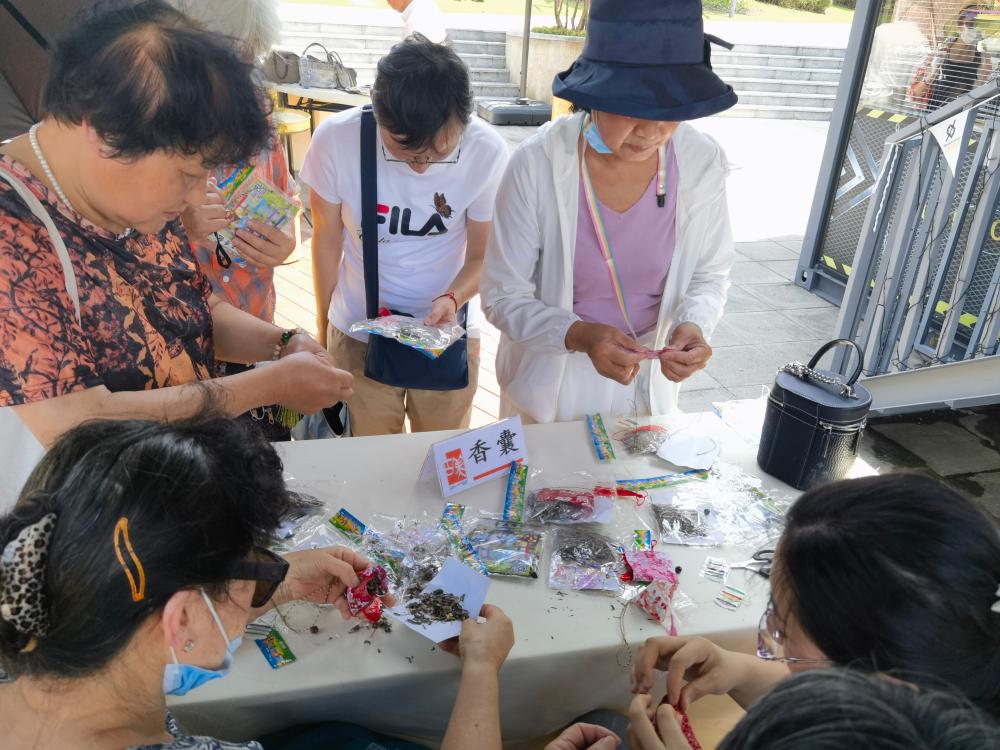 Wrapping Zongzi, inserting wormwood leaves, making sachets, weaving colorful hand ropes... Gumei Park staged an "immersive" Dragon Boat Festival Minhang District | Park | sachets