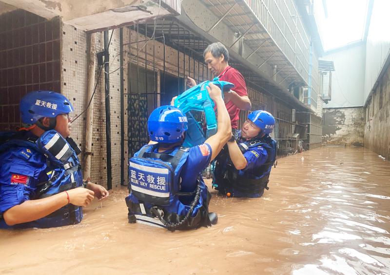 新华全媒+|与时间赛跑不落一人——重庆万州五桥洪灾一线救援直击被困|街道|时间