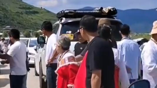 Diqing Police: Dealing with the incident in accordance with the law: "The old lady set up a tent on the national highway, causing a traffic jam of three kilometers". Shangri La handles the incident | National Highway | Dispute | Incident | Exciting News | Elderly people | Set up tents | Highway