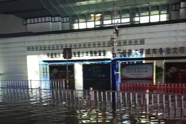 12306: Passenger transport services suspended due to waterlogging, netizens say Guilin Railway Station "shut down"