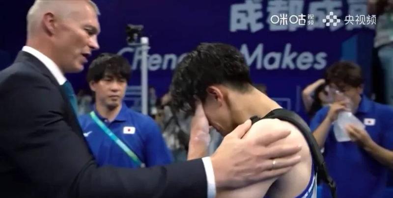 Zhang Boheng took the initiative to comfort and showcase the demeanor of the host athlete, while Japanese player Daiichi Hashimoto withdrew from the Hashimoto event midway on head contact