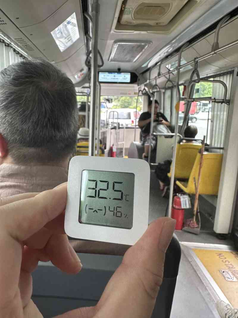 Passengers claim to be in a "sauna"! How can the waiting experience be ignored?, The temperature of the air-conditioned bus carriage at the departure station is high. Air conditioning | Reporter | Temperature