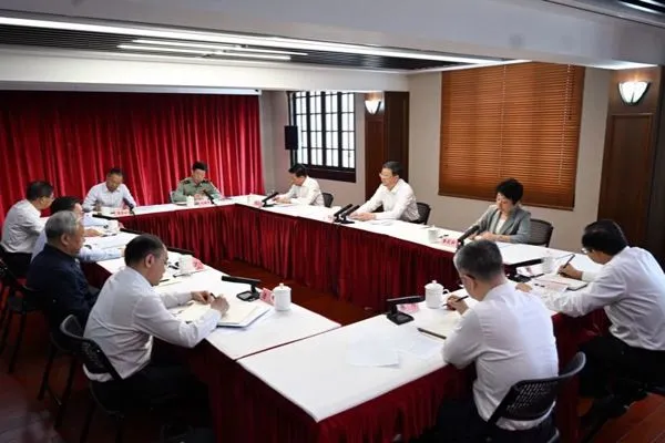 Establish a firm awareness of the Party Constitution and discipline! The special study seminar on party discipline study and education and the study meeting of the municipal party committee central group were held