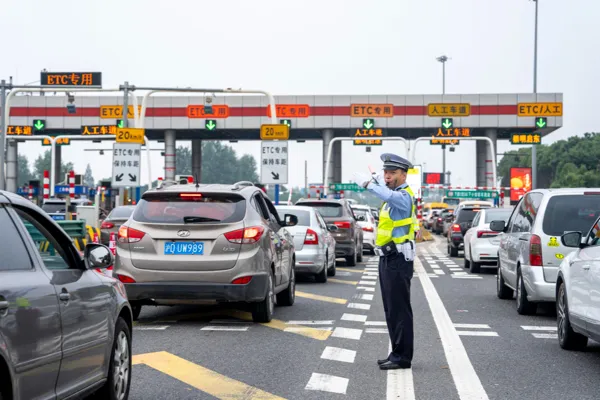 Some roads out of the city in Shanghai have turned "pork liver red"! G40 will be more congested tomorrow, the day before the May Day holiday