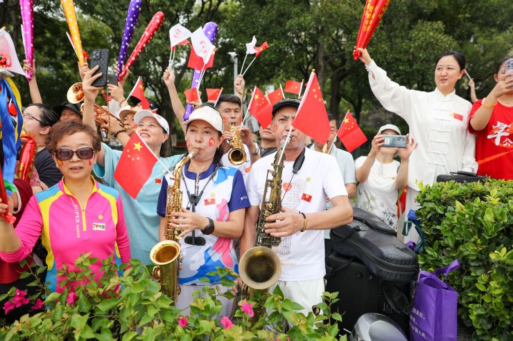 Showcasing the spirit of hard work, the torch relay of the Hangzhou Asian Games has come to a perfect end: bravely standing at the forefront of the city | Hangzhou | Chaotou