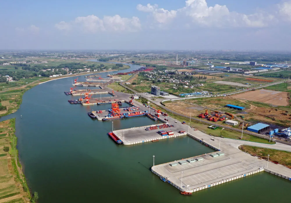 Mirror View · Echo丨Looking at the Central Region's Internal and External Connections from the Inland Ports Hubei Wuhan Yangluo Port | Drone | Inland River