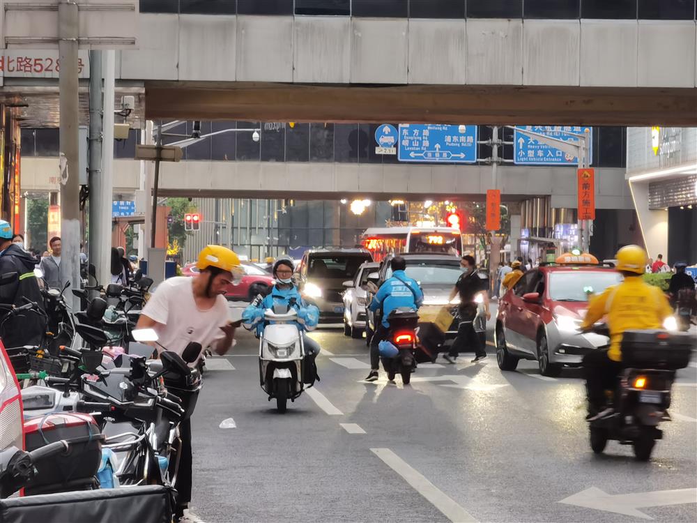 It has been over a year since the implementation of electronic license plates that specialize in driving against traffic and running lights: Why are electric delivery trucks still rampaging on the streets of Shanghai? Delivery | Transportation | Running Lights