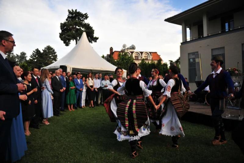 Chen Bo, a female diplomat born in the 1970s, is about to step down as the Chinese Ambassador to Serbia in the People's Republic of China | Friends walk together for a lifetime - Ambassador to Serbia Chen Bo holds a farewell reception | Diplomat