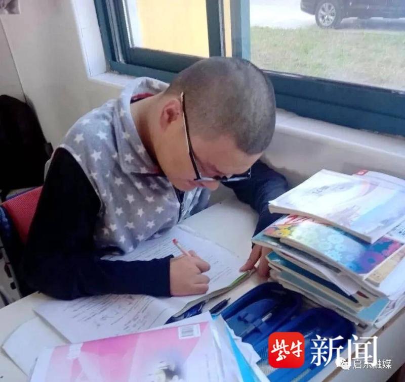 Relying solely on two fingers to write and dream of becoming a teacher, mother and son have been relying on each other for six years and studying hard. A severely ill male student in Jiangsu scored 632 points in the college entrance examination, studying | physically | wheelchair | mother | life | Gu Weihua | son | Dong Yichao