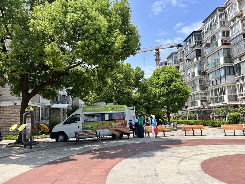 Residents line up with enamel bowls and bowls. Vegetables cost 2 yuan... The community in Shanghai has opened a "small canteen", and Braised pork belly costs 5 yuan mobile | community | canteen