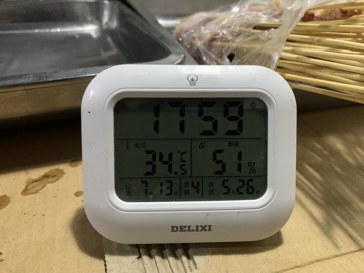 一季瘦10多斤,一晚上喝水4升,烧烤师傅的夏日：厨房温度52℃烤炉|店里|温度