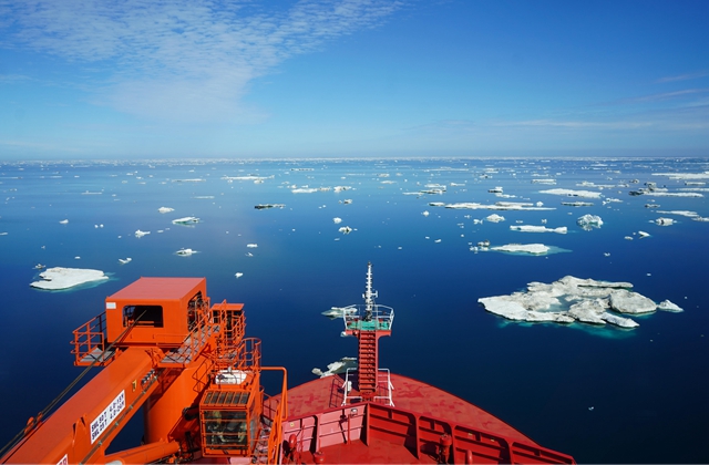 Chinese container ships shuttle through the Arctic shipping route, and the Arctic Ocean is so hot that there is almost no ice transportation | shipping route | Arctic