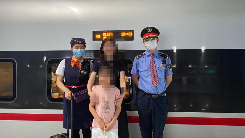 Shanghai Hongqiao Happy Meeting! The train conductor took good care of the little girl for the mother who missed the train, and was surprised to miss the train at Changsha South Station | Madam | Hongqiao Xi
