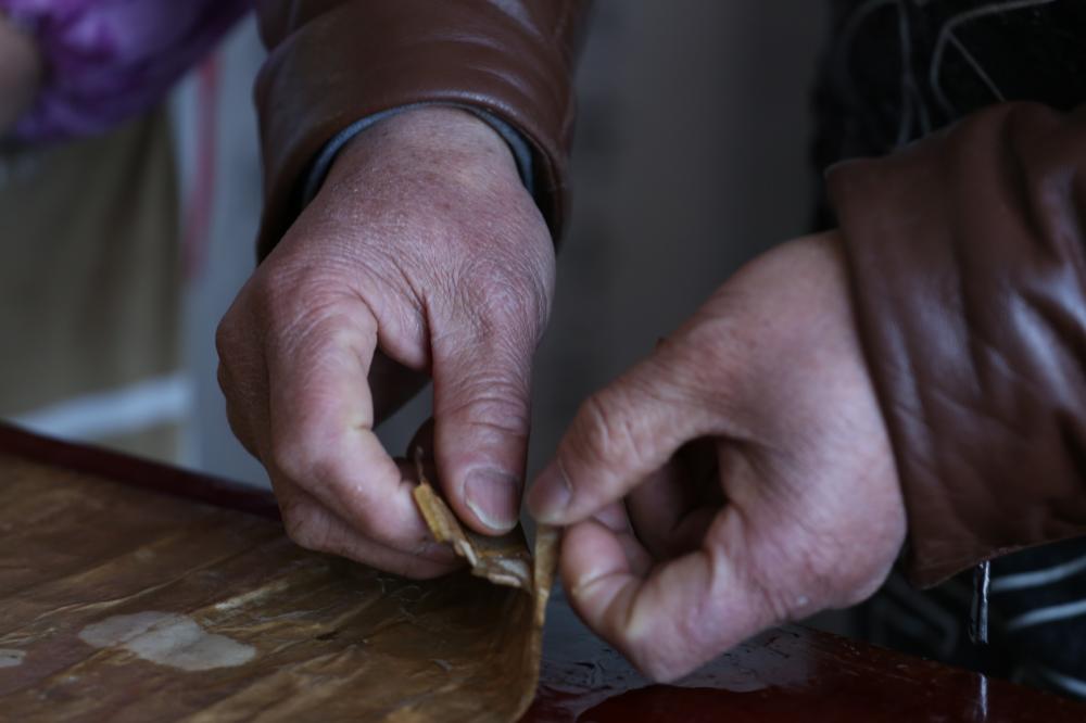 Splicing a pile of "shredded paper" into ancient calligraphy and paintings worth billions of yuan? Shanghai Suburban Old Craftsman Addicted to "Paper Surgery" for Over 40 Years Li Lingen | Calligraphy and Painting | Craftsman