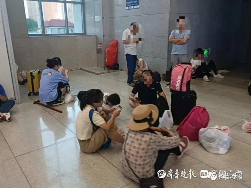 About 90% of massage chairs at Tai'an High Speed Rail Station! Too few regular seats, tourists often sit on the ground and take high-speed trains | Passengers | Tai'an