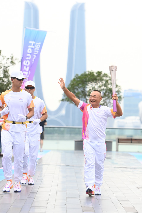 Looking at the Asian Games Torch Relay in Zhejiang | "Fireworks"\