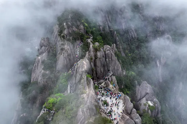 Official estimates of the number of tourists received by Huangshan Scenic Area last year vary: 4.5746 million or 4.5746 million? Square kilometers | One word difference | Huangshan Scenic Area