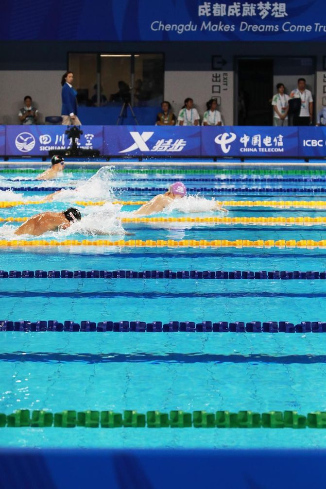 It's a tough competition and also a youthful friendship. "Frog King" Qin Haiyang shakes hands with foreign contestants to greet them at the moment of winning gold medals | Track | Winning Gold