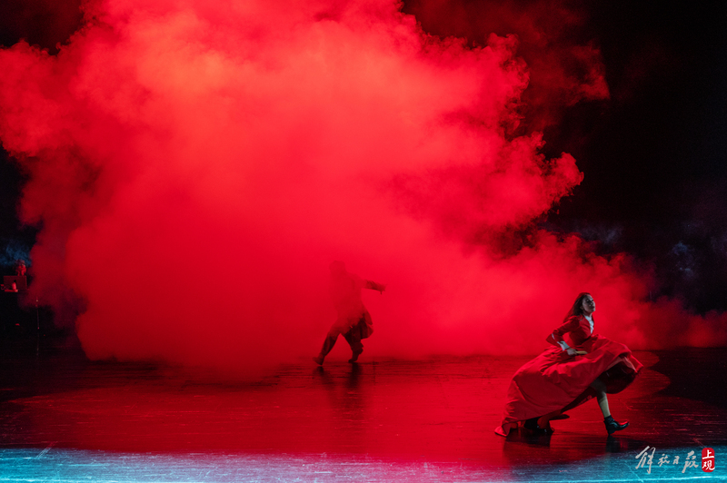 如何诠释俄罗斯文学经典“多余的人”？,空旷的舞台上海文化广场|观众|舞台