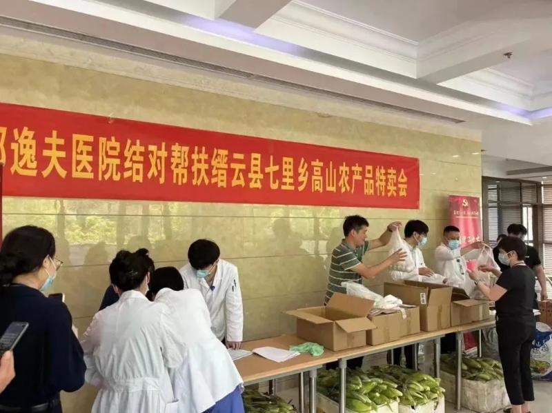 All villagers in the village have pressed their red handprints... Secretary Xiaozhang, born in the 1990s, is about to leave. Villagers | Village | Secretary