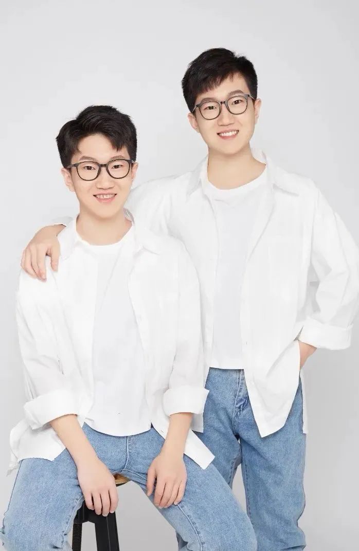 These twins have once again teamed up to accomplish great things, and after both were admitted to Peking University