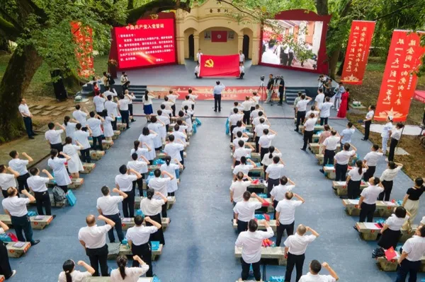 Ruijin Hospital selected four major departments to send technology to Ruijin "old revolutionary base", from "First Hospital" to "First Soviet University"