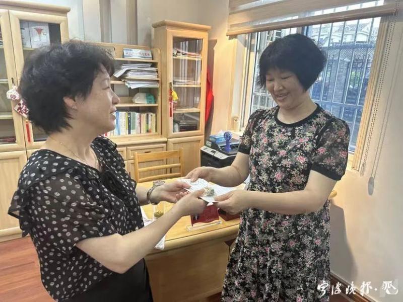 Upon opening it, I found a 450000 yuan deposit receipt and a bag of gold and silver jewelry!, A tenant in Zhejiang found a hidden safe during cleaning | Community | Cleaning