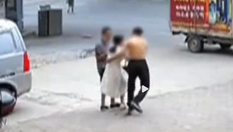Four people from both sides have been detained by the police. A woman from Hubei Province is suspected of cheating on marriage and was kidnapped by the man. Meet up | van | police | police | introduction | man | Kong | woman