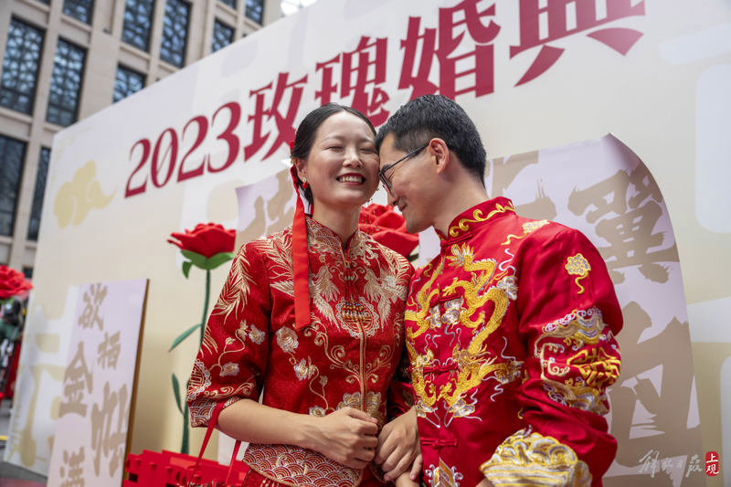 This "new couple" welcomed a "late" wedding at the Rose Wedding Ceremony