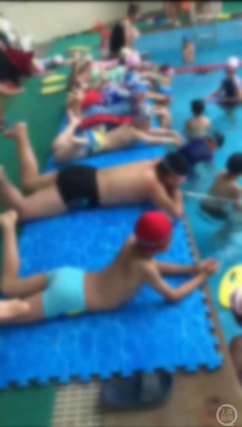 游泳馆监控成摆设,上课时禁止家长陪同,山西7岁男童游泳课溺亡监控|游泳馆|上课时