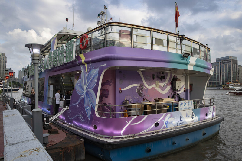 "Mobile Science Popularization Hall" on the Huangpu River: "Technology Chasing Light" takes tourists to listen to the story elements of "One River, One River" | Chasing Light | Technology