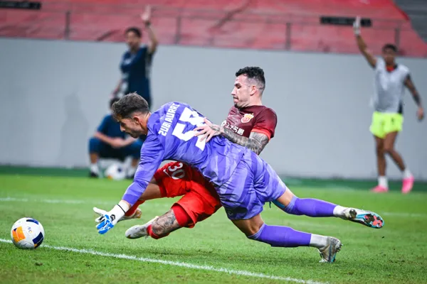 After the game, he chased Wu Lei for a photo. Malaysian new stars dominated the game. The Harbour team failed to beat Johor Bahru in their AFC Champions League debut.