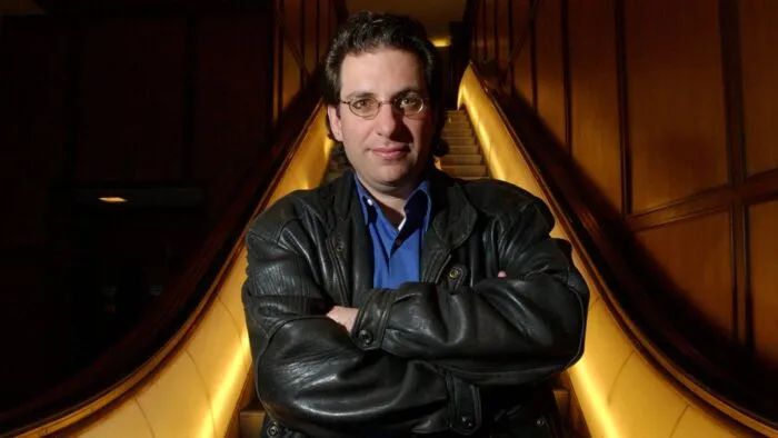 When he was arrested, Windows 95 had not yet been released and Mitnick, the world's number one hacker, passed away! Kevin David Mitnick, a hacker, was once trying to evade pursuit and eavesdrop on the phone of an FBI agent