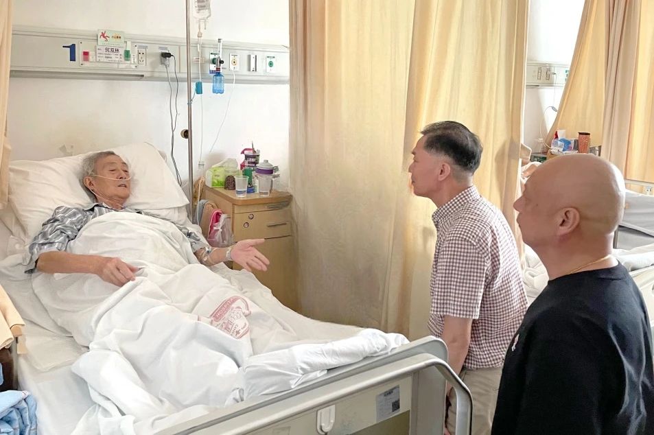 He took in his apprenticeship on the hospital bed. One month ago, He Shuanglin, a performing artist and national intangible cultural heritage inheritor, passed away. He Shuanglin | Huai Opera | took in his apprenticeship