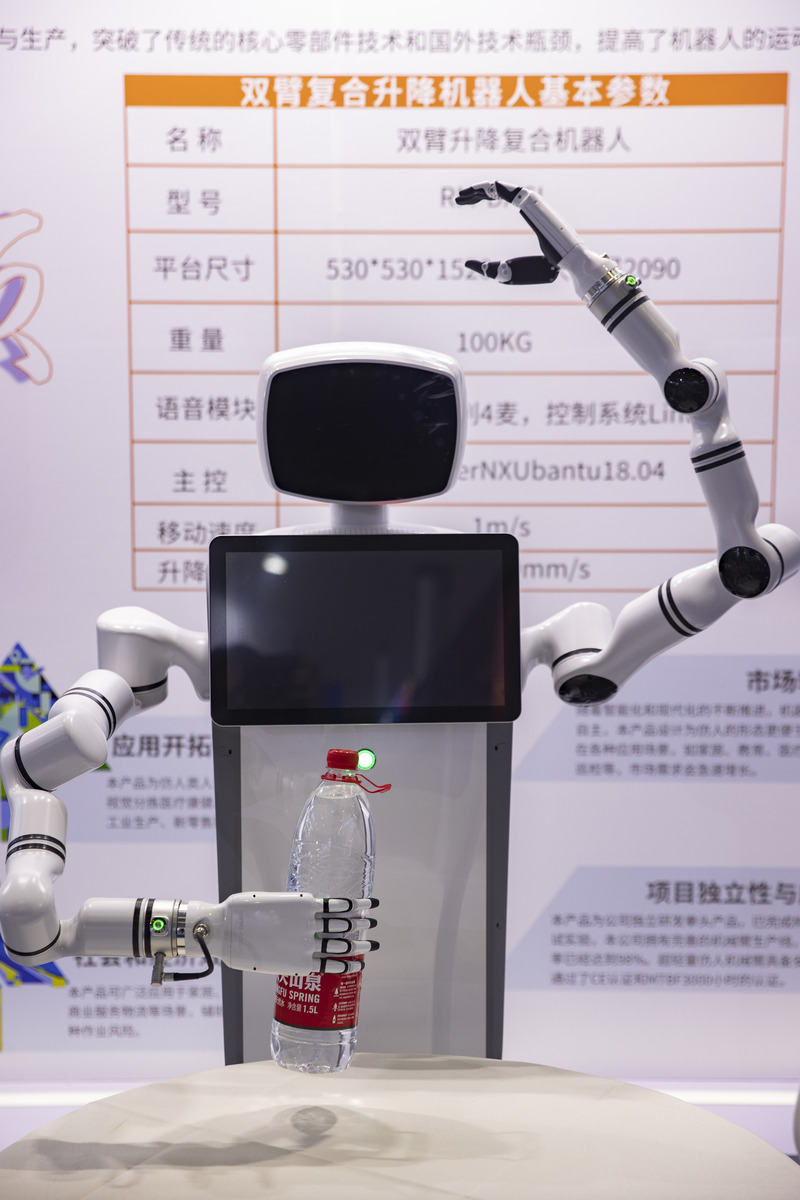 机器人单手举钢琴、AI30秒批作文……AI、数字人、机器人闪耀智能大会人工智能AI|智能|机器人