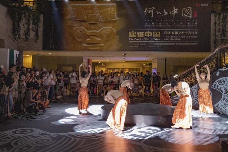 Audiences experience 5000 years of aesthetic culture, and on the night of the Shanghai International Exposition, an immersive comprehensive art show titled "Study Color, Night of Liangzhu" is staged. Art | Liangzhu | Comprehensive