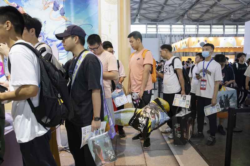 Someone came specifically to ask for her signature, and on Chinajoy, they ran into a beautiful doctor named Zhang Xinyu who was rescuing people. | Card | Saving People