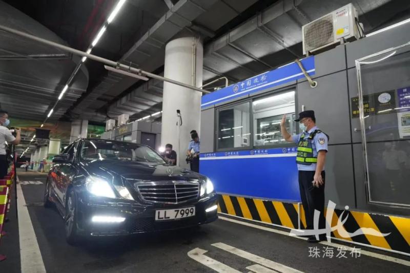 The first Hong Kong single license plate car drove into Zhuhai, a historic moment! At 0:09 in the morning today, the "Hong Kong train heading north" from Macau. Hong Kong Car | Hong Kong