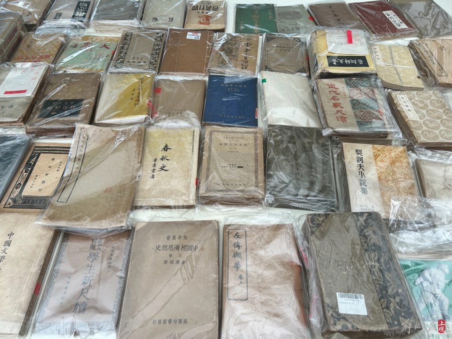 苏州河畔“旧书市集”开张了,落雨天不挡上海人淘书热情