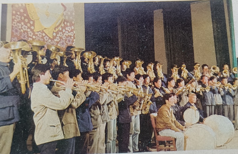 Handan Chronicles premiered nationwide, with Ji Zhenhua, Liang Guyin, and Zhang Mingrong starring in the film during their eighties